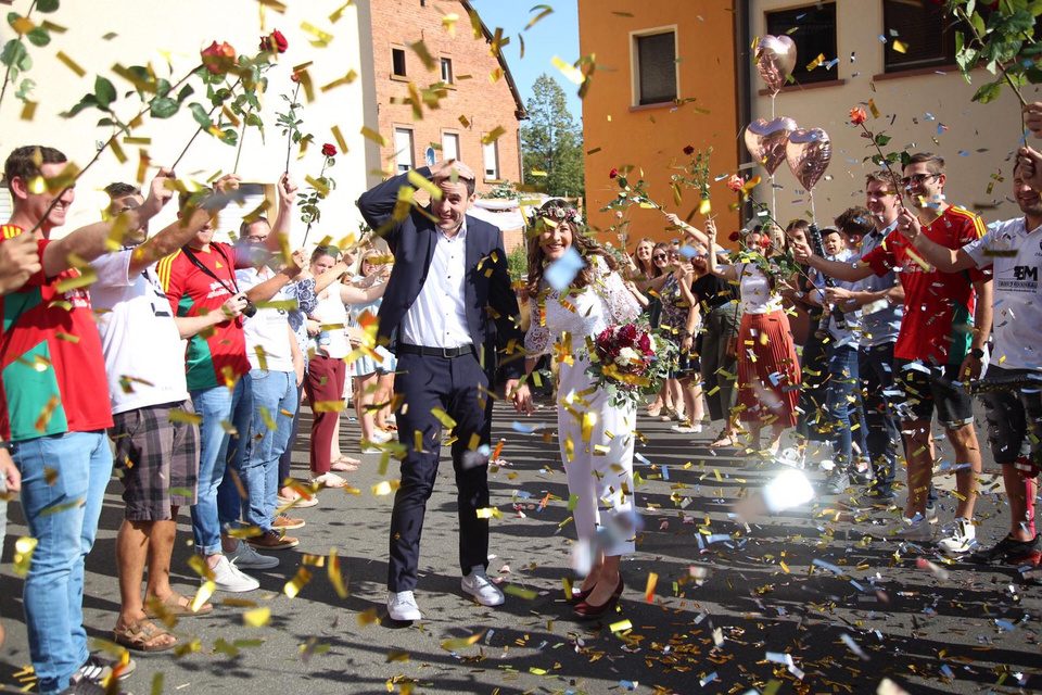 Konfetti-Moment nach der Trauung